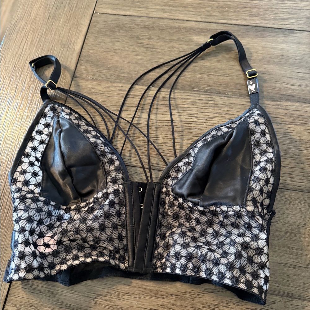 Victoria's Secret Black and White Strappy Lace Bra nwt small